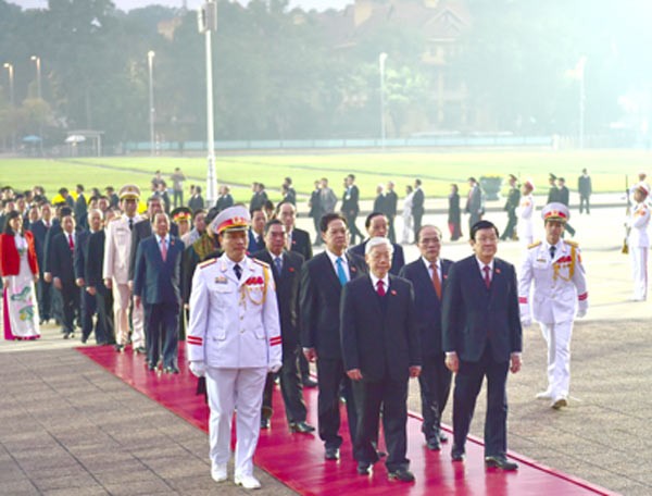 Delegates visit Ho Chi Minh Mausoleum before opening ceremony of the 12th National Party Congress.